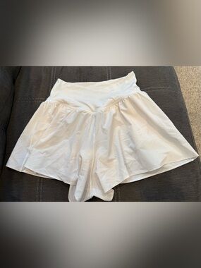 OFFLINE by Aerie White High Rise Flowy Athletic Shorts Size S